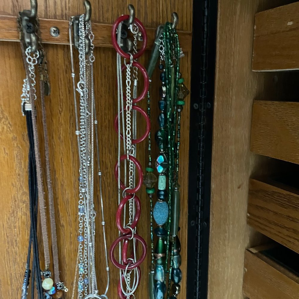 Assorted items. - Picture 6 of 10